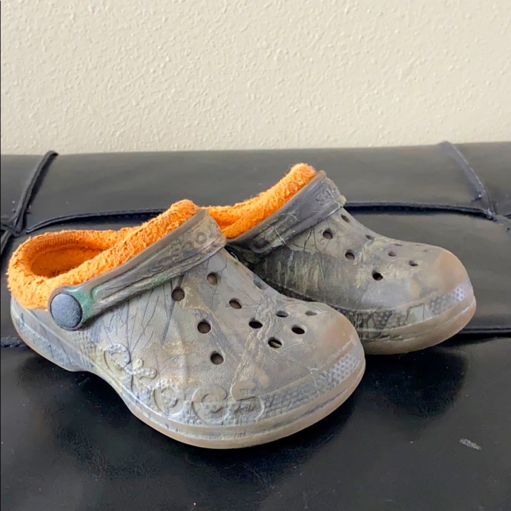 Boys Insulated Camo CROCS Size 8/9